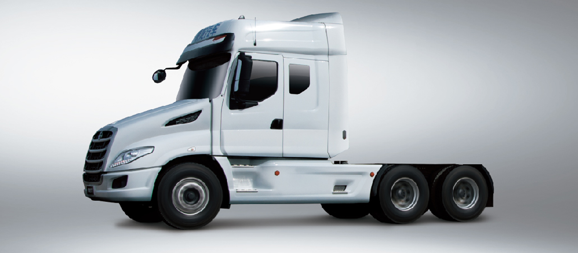 T7牽引車 美式長頭造型：長頭造型設(shè)計(jì)，對駕駛員形成天然保護(hù)，同時(shí)降低駕駛室重心與側(cè)翻風(fēng)險(xiǎn)